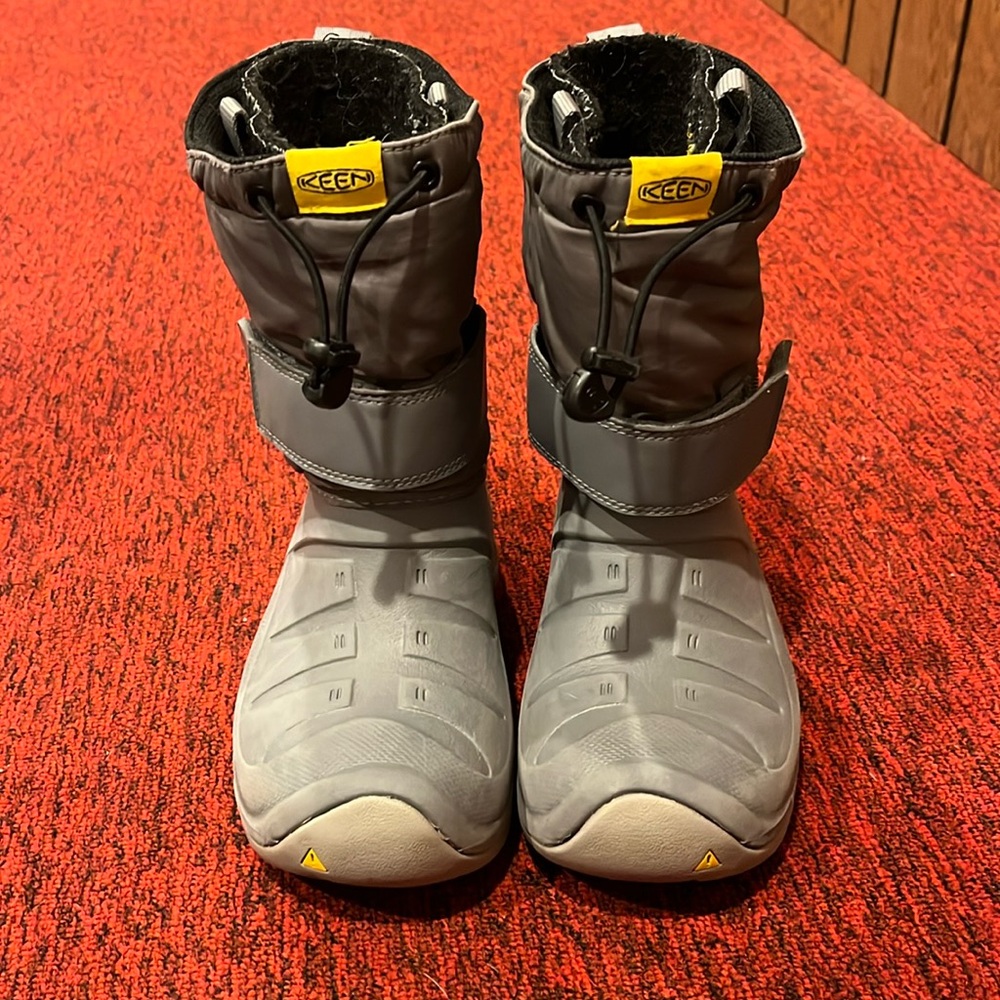 Little girls Keen winter boots size 1m